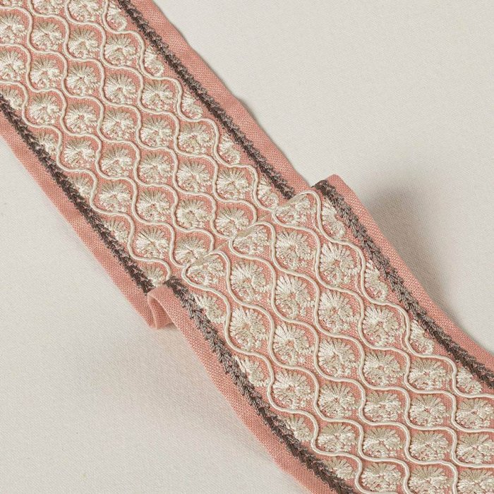 Andorra Braid Pink – Bestickte Borte von Colefax and Fowler