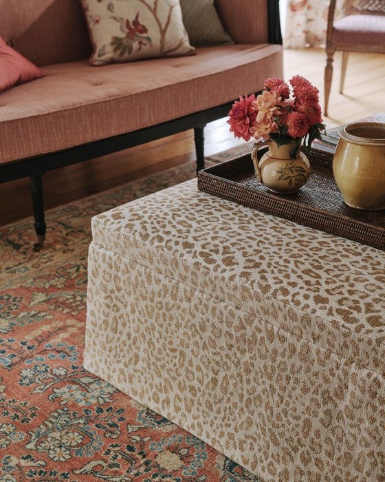 Arlington Button Tuft von Colefax and Fowler im Raum