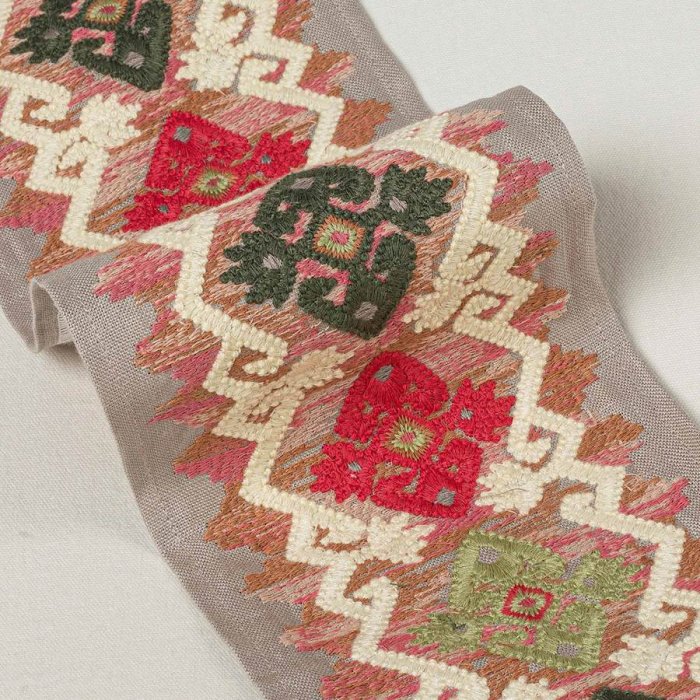 Corin Braid Red/Green – Bestickte Leinenborte von Colefax and Fowler
