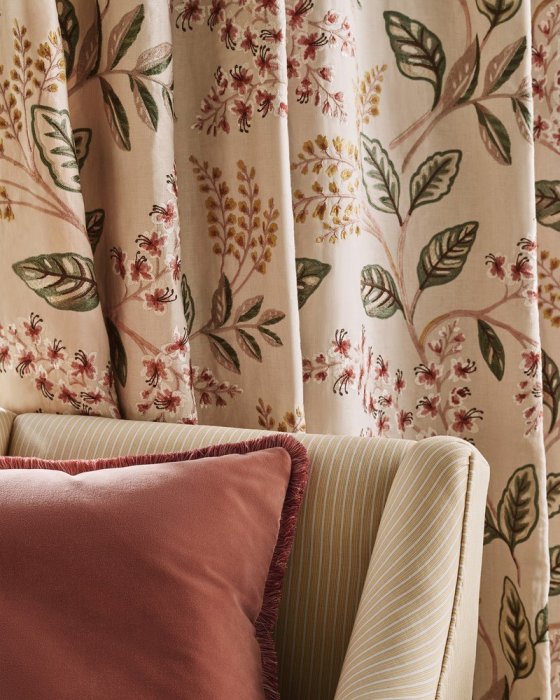 Delano Cut Ruche von Colefax and Fowler im Raum