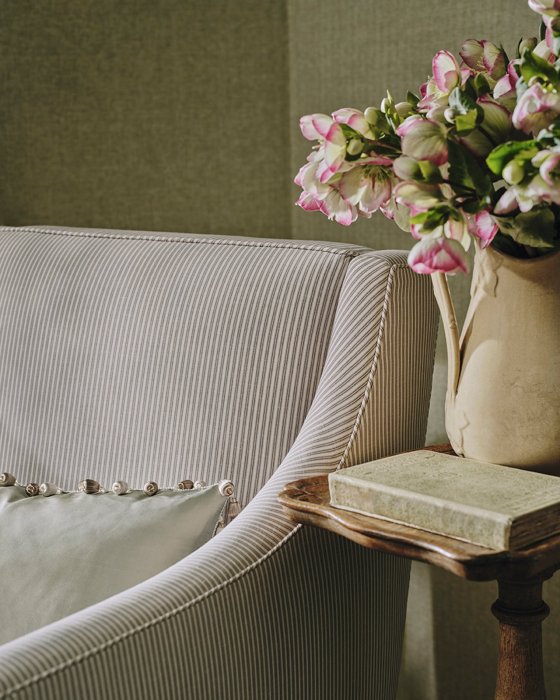 Delano Drop Fringe von Colefax and Fowler im Raum