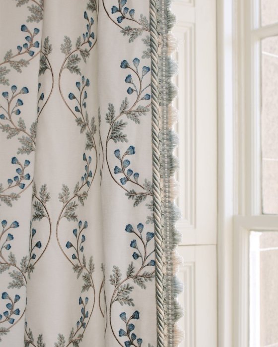 Delano Fan Edge von Colefax and Fowler im Raum