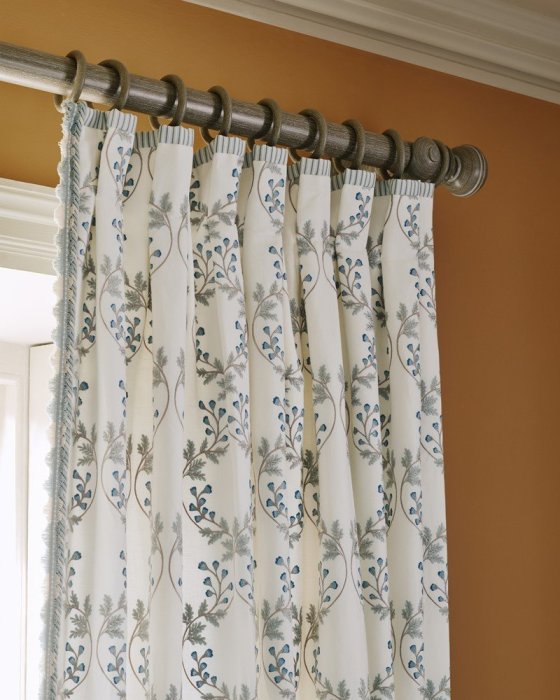Delano Fan Edge von Colefax and Fowler im Raum