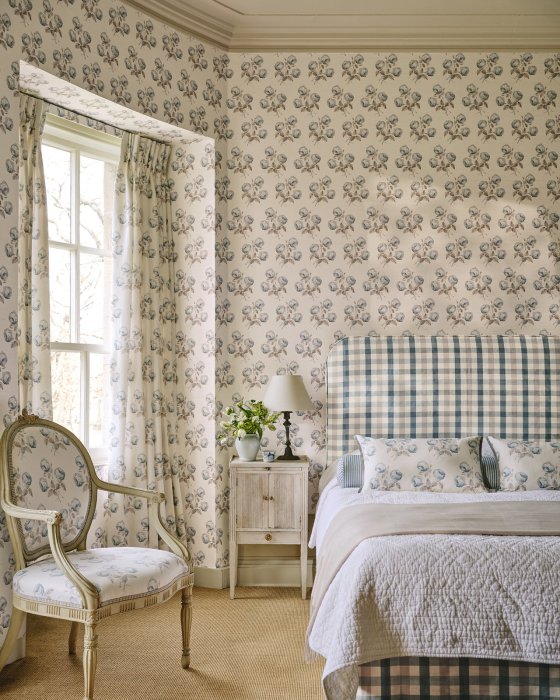 Delano Narrow Braid von Colefax and Fowler im Raum