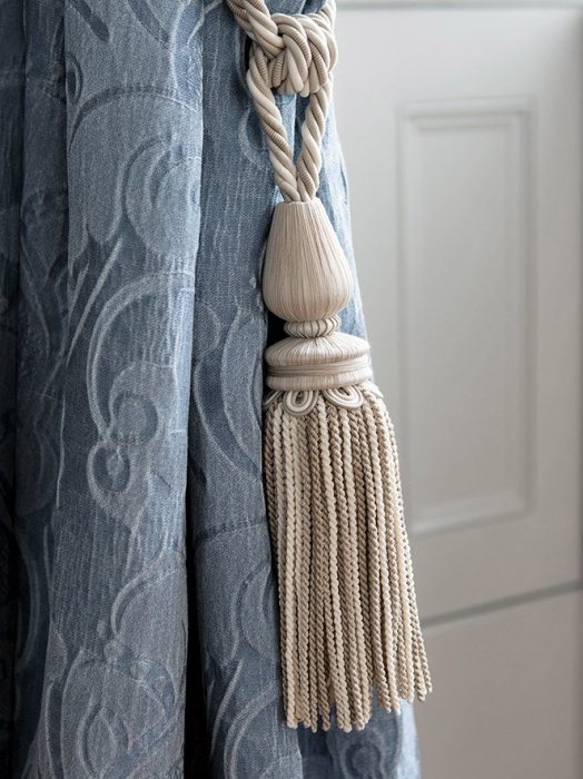 Delano Tassel Tieback von Colefax and Fowler im Raum