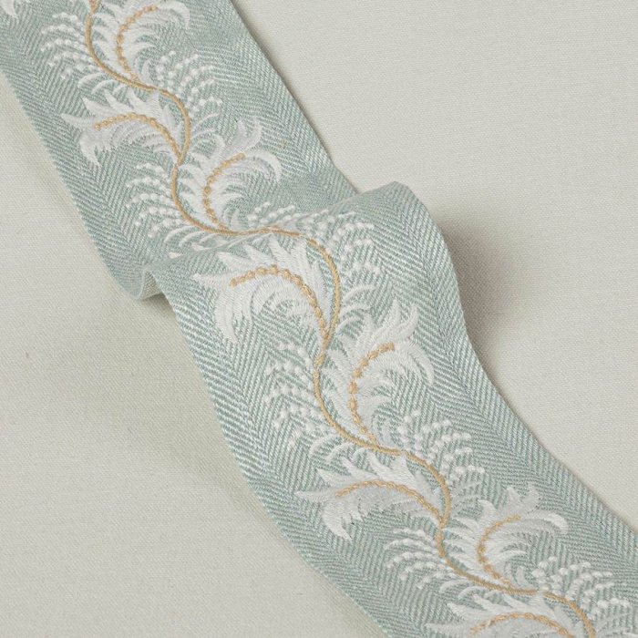 Feather Braid Aqua – Bestickte Borte von Colefax and Fowler