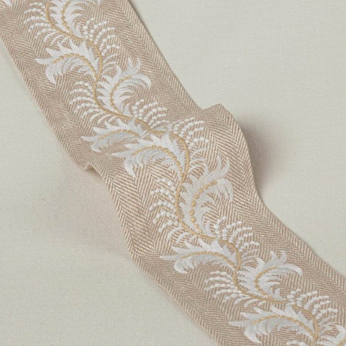 Feather Braid Beige – Bestickte Borte von Colefax and Fowler