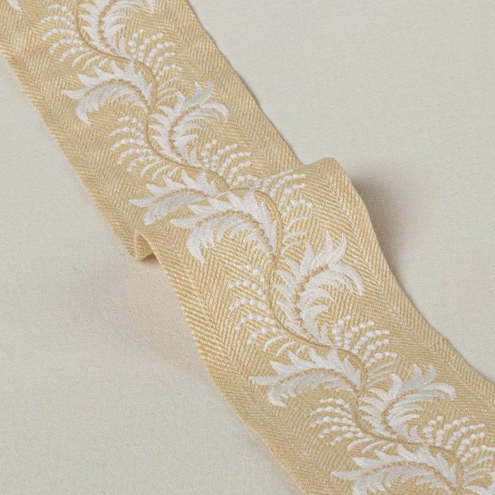 Feather Braid Yellow – Bestickte Borte von Colefax and Fowler