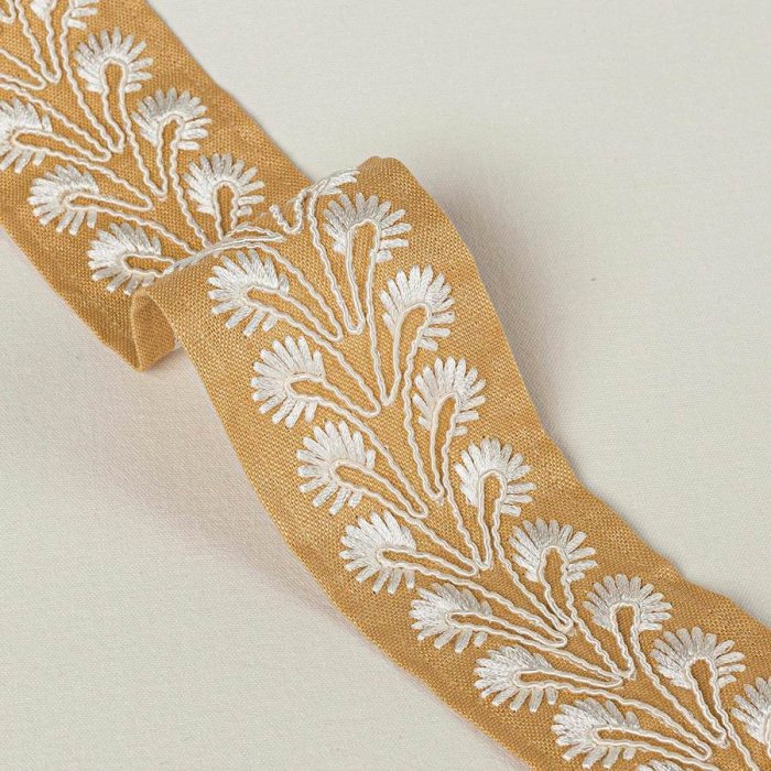 Juniper Braid Gold – Bestickte Borte von Colefax and Fowler