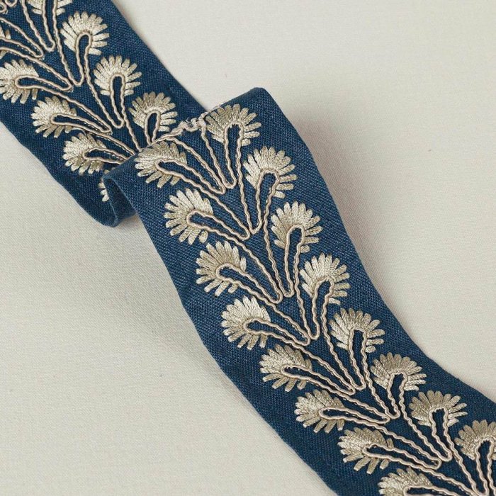 Juniper Braid Navy – Bestickte Borte von Colefax and Fowler