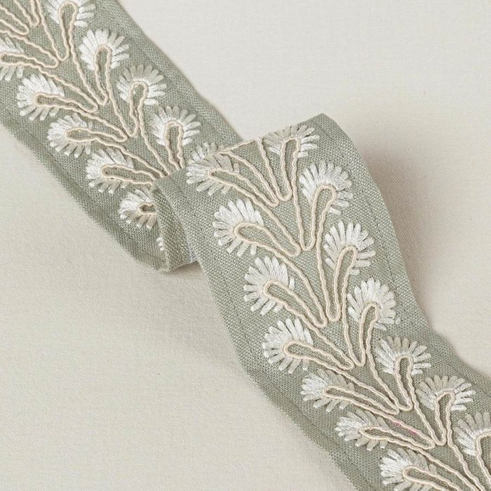Juniper Braid Silver – Bestickte Borte von Colefax and Fowler