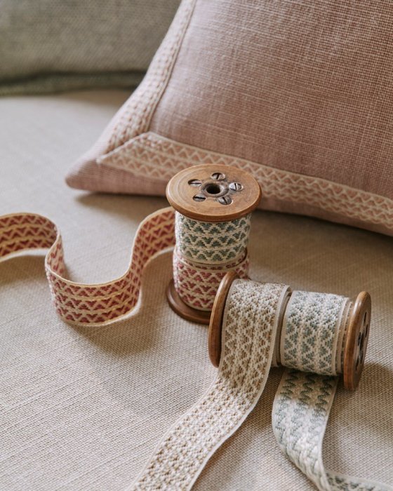 Lansdowne Herringbone Tape von Colefax and Fowler im Raum