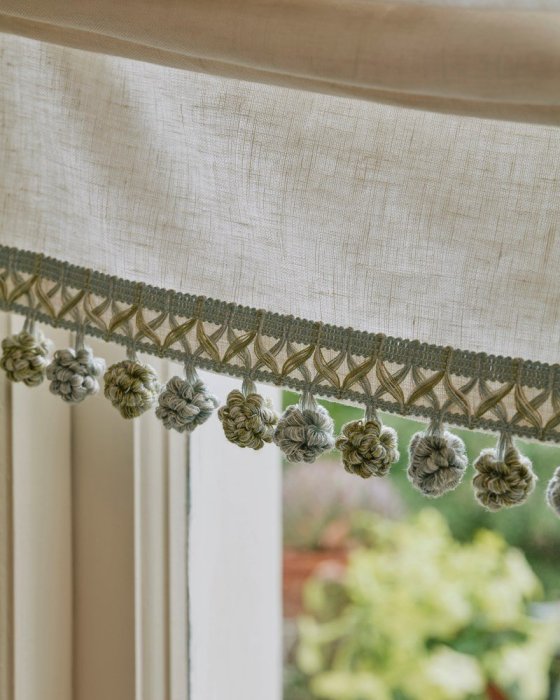Lansdowne Ruche Drop von Colefax and Fowler im Raum