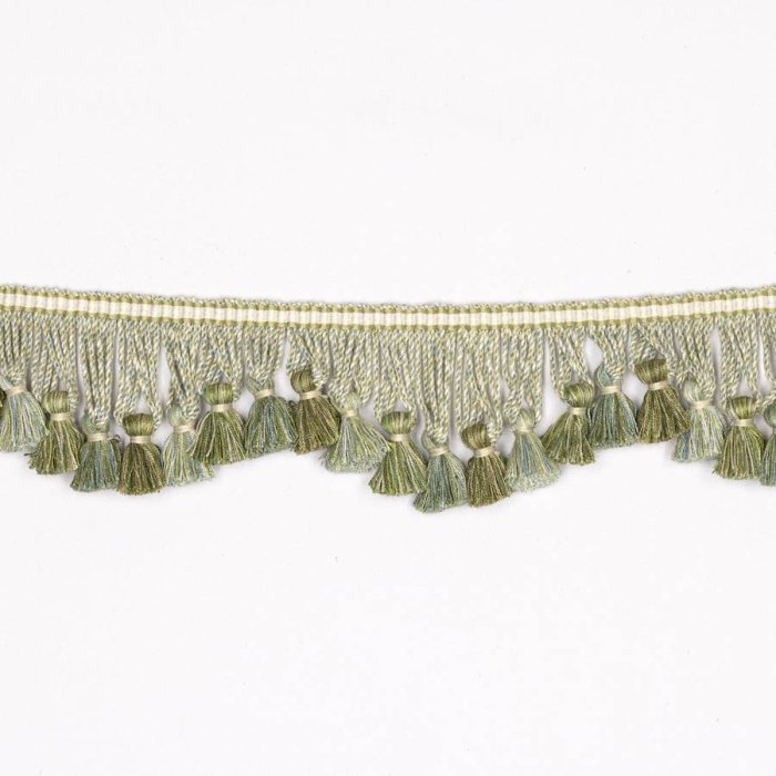 Lansdowne Scalloped Tassel Fringe Aqua/Leaf – Bogenquastenfranse von Colefax and Fowler