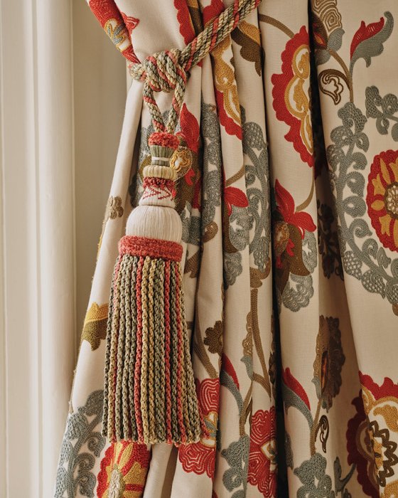Lansdowne Tassel Tieback von Colefax and Fowler im Raum