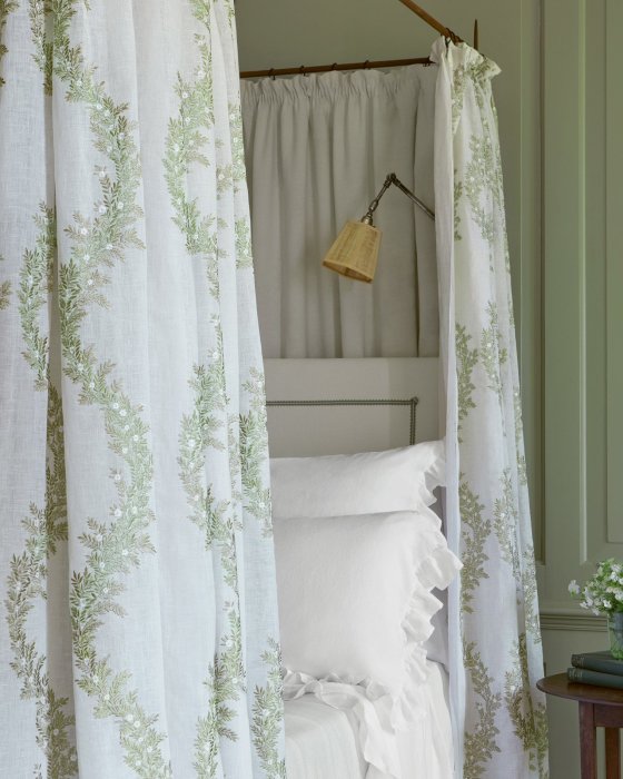 Narrow Picot Braid von Colefax and Fowler im Raum