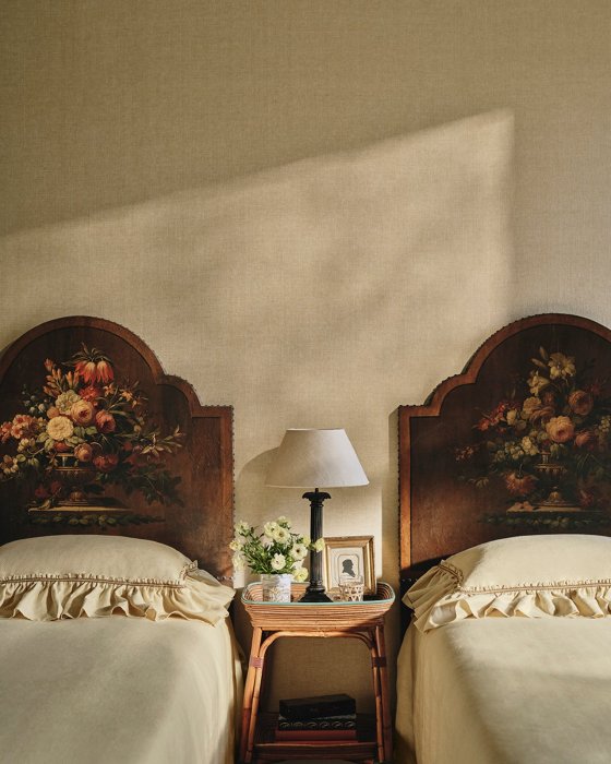 Narrow Picot Braid von Colefax and Fowler im Raum
