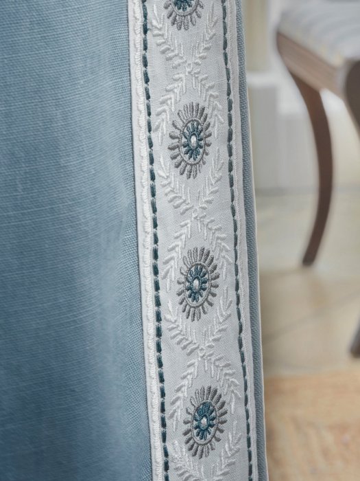 Rosario Braid von Colefax and Fowler im Raum