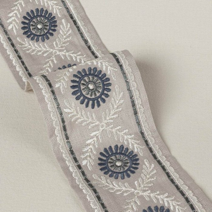 Rosario Braid Blue – Bestickte Borte von Colefax and Fowler