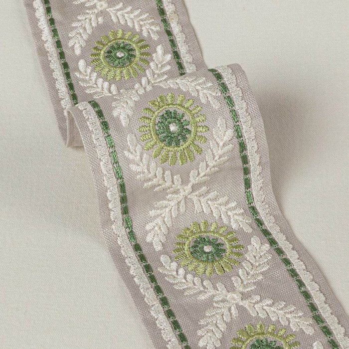 Rosario Braid Leaf Green – Bestickte Borte von Colefax and Fowler