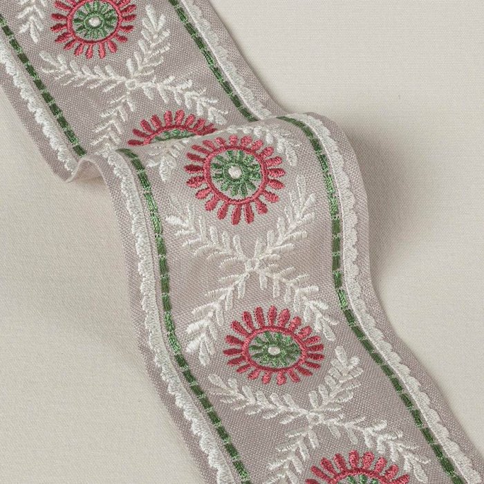 Rosario Braid Pink/Green – Bestickte Borte von Colefax and Fowler