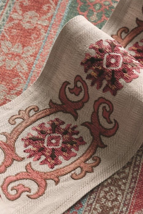 Theodore Cartouche Braid von Colefax and Fowler im Raum