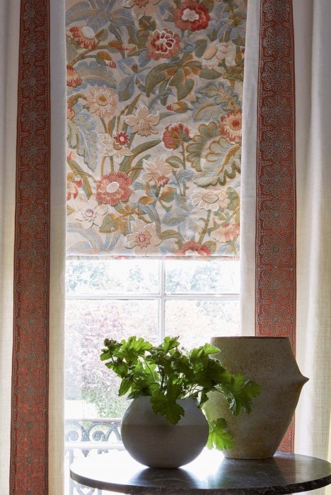 Theodore Florette Braid von Colefax and Fowler im Raum
