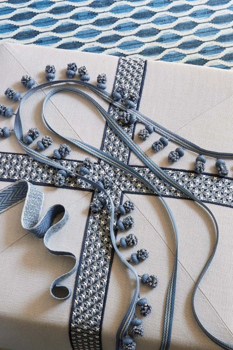 Theodore Narrow Tape von Colefax and Fowler im Raum