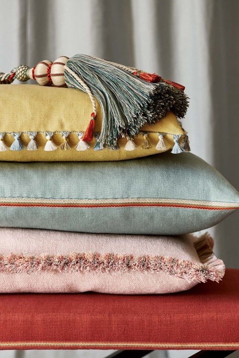 Theodore Narrow Tape von Colefax and Fowler im Raum