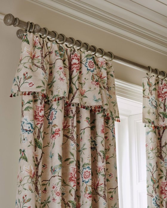 Theodore Tassel Fringe von Colefax and Fowler im Raum