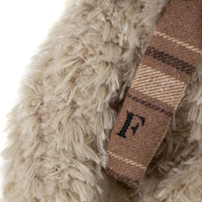 Gesticktes F Monogramm auf dem Schal des Teddybären Carlos