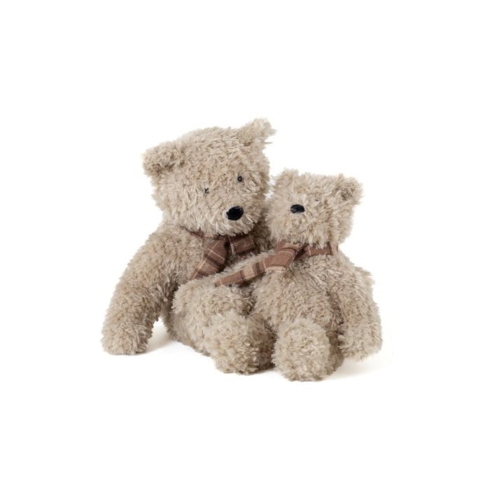 Teddybären Carlos in 33 cm und 46 cm nebeneinander