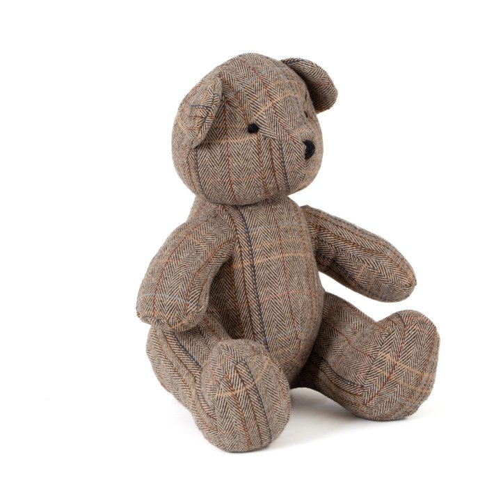 Teddybär Marco von Flamant aus braunem Fischgratstoff, sitzend