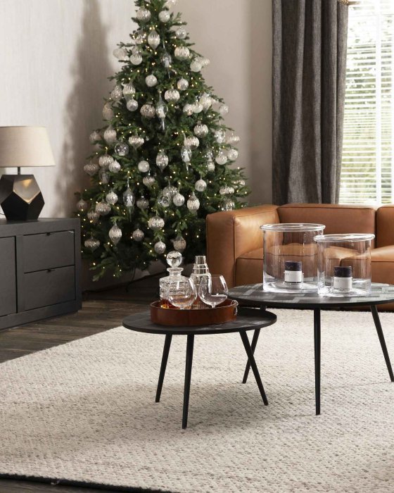 Weihnachtsbaum Pinus mit weißem Schmuck im Wohnzimmer