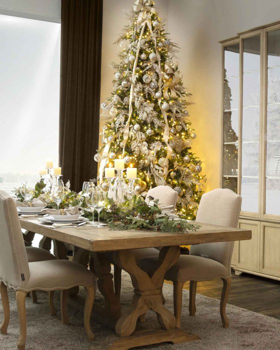 Pinus Weihnachtsbaum geschmückt im Esszimmer
