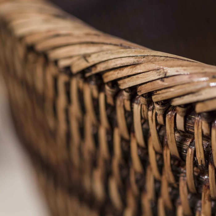 Gewickelter Rand des Papierkorbs Togo aus Rattan im Detail