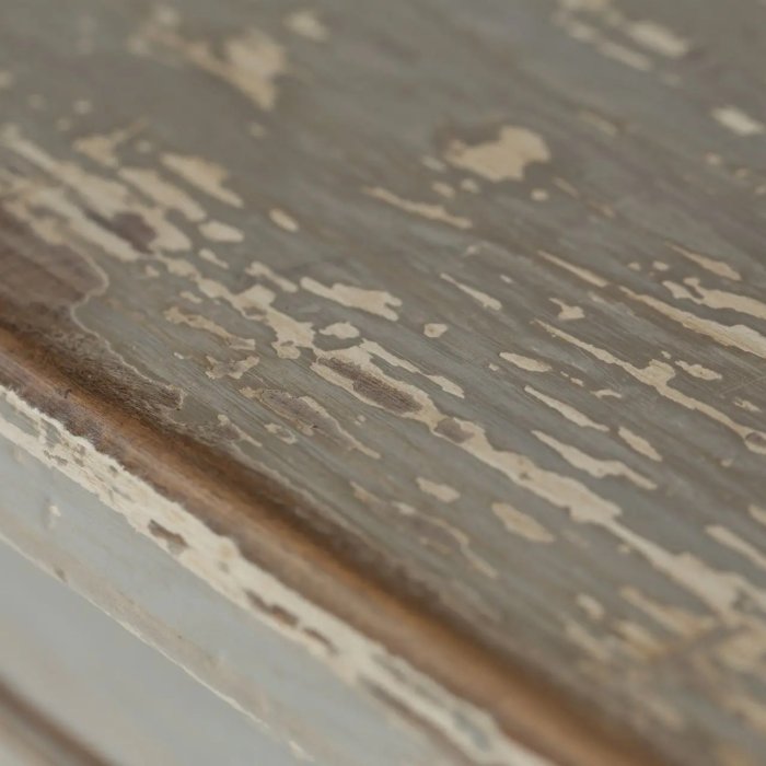 Abgeriebenes graues Finish im Detail