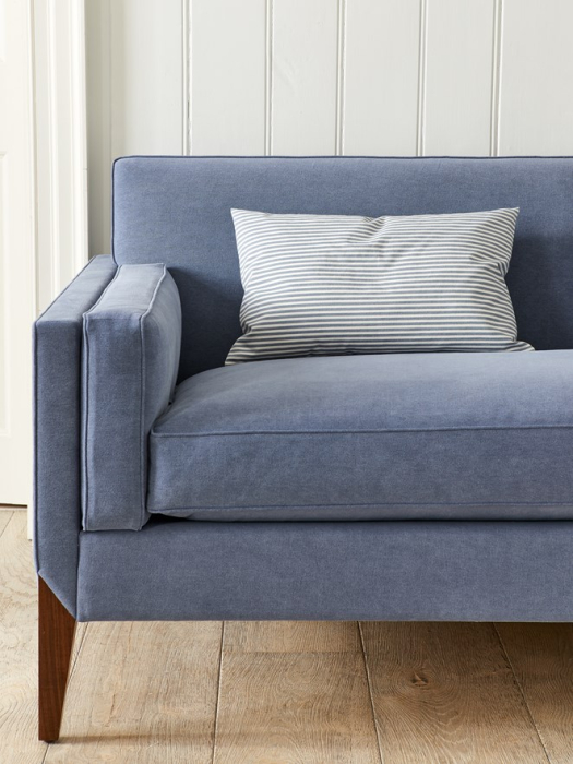 Kissen aus Jane Churchill Arley Stripe auf einem blauen Sofa