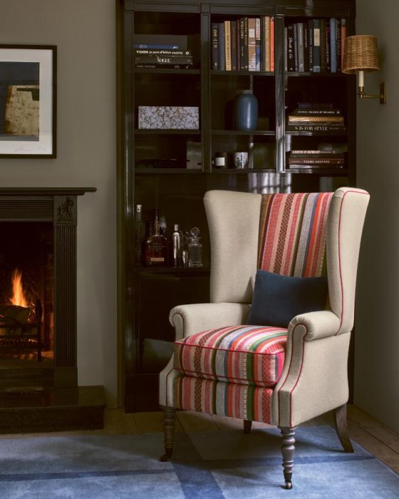 Cabrera Stripe von Jane Churchill im Raum