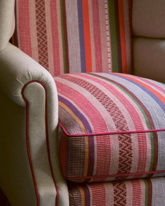 Cabrera Stripe von Jane Churchill im Raum