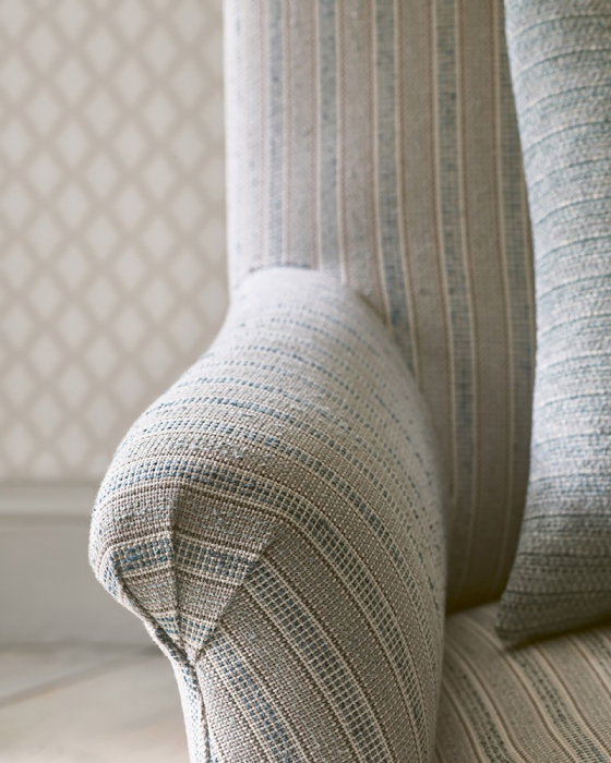 Detail eines gepolsterten Sessels mit Jane Churchill Cadiz Stripe