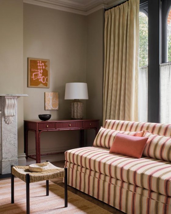 Camber Stripe von Jane Churchill im Raum