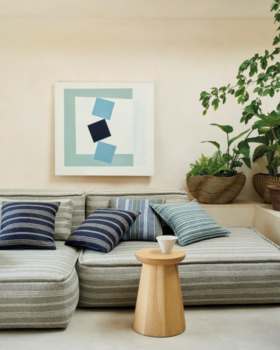 Sofa mit Kissen aus Jane Churchill Harris Stripe