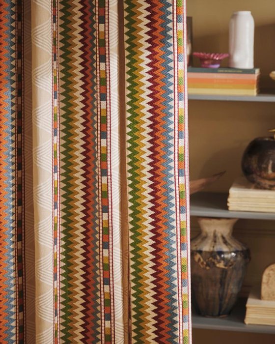 Inka Stripe von Jane Churchill im Raum