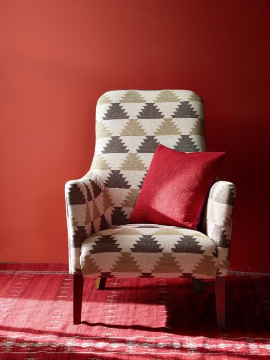 Sessel mit Jane Churchill Ira vor roter Wand