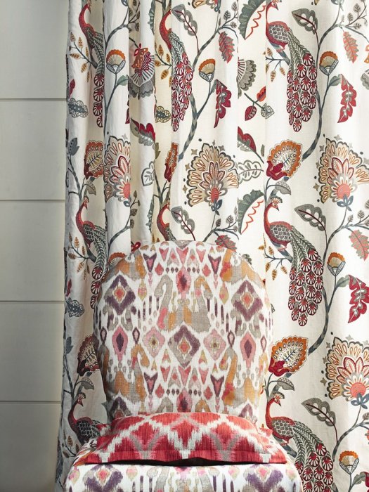 Detail der Stickerei von Jane Churchill Jaipur Peacock