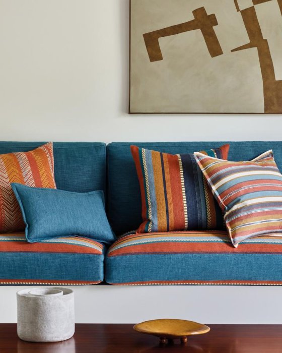 Kansa Stripe von Jane Churchill im Raum