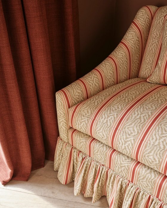 Raumansicht mit Stoffen von Jane Churchill, u. a. Maris
