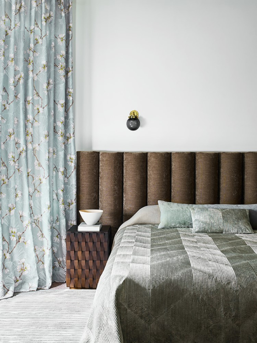 Vorhänge aus Snow Flower in Aqua/Lime im Schlafzimmer