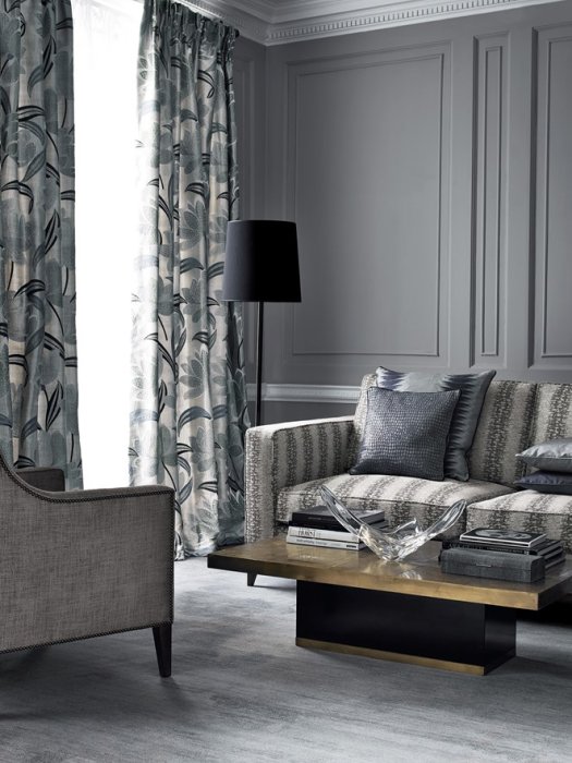 Vorhänge aus Jane Churchill Zelda in Blue in einem Wohnzimmer